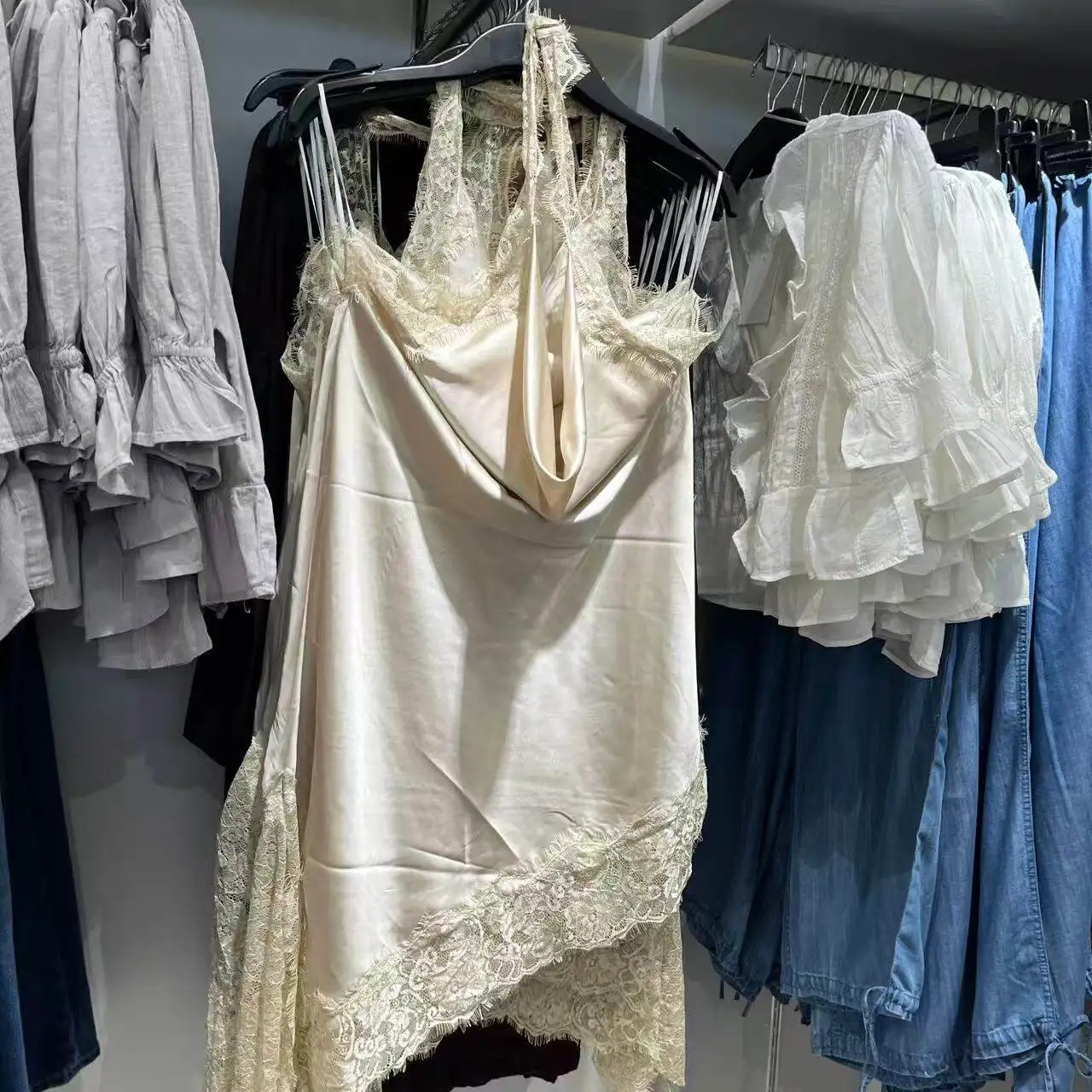 

Новое женское сексуальное платье 2026 года в европейском и американском стиле с кружевными вставками и вырезом халтер без рукавов