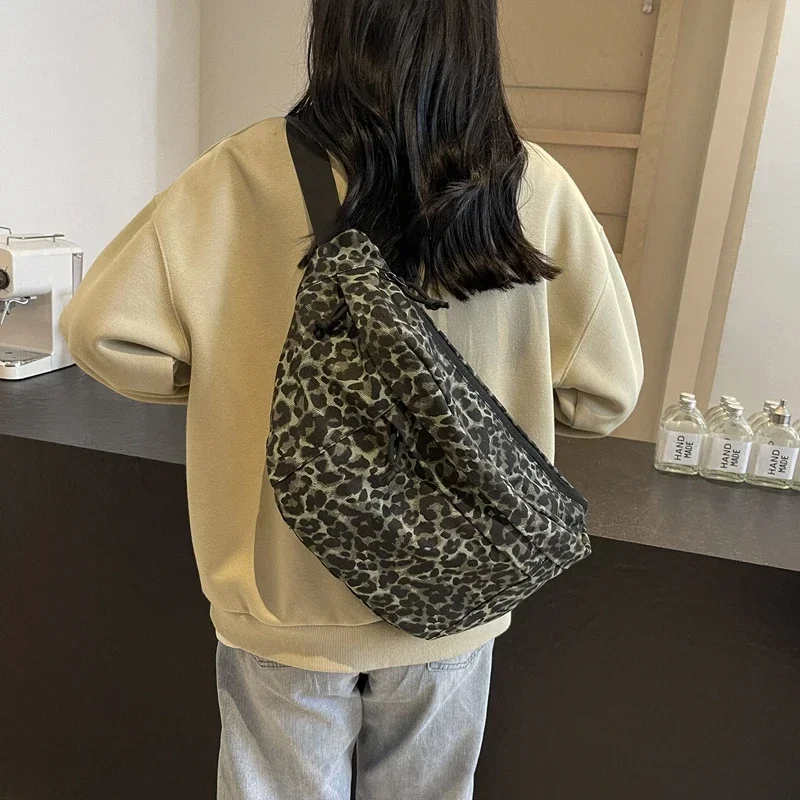 Bolso de pecho de lona con estampado de leopardo, bandolera deportiva de gran capacidad, versátil, al aire libre para tiempo libre y ciclismo, Chao Pai, novedad de 2024