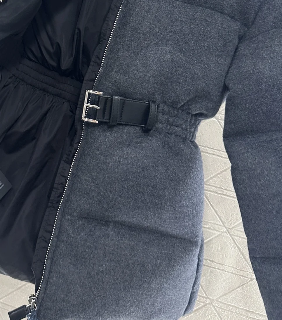 冬の新しいエレガントなスタイルのスタンドカラー、ベルト付き、ウエストシェイプのウールダウンジャケット、婦人服