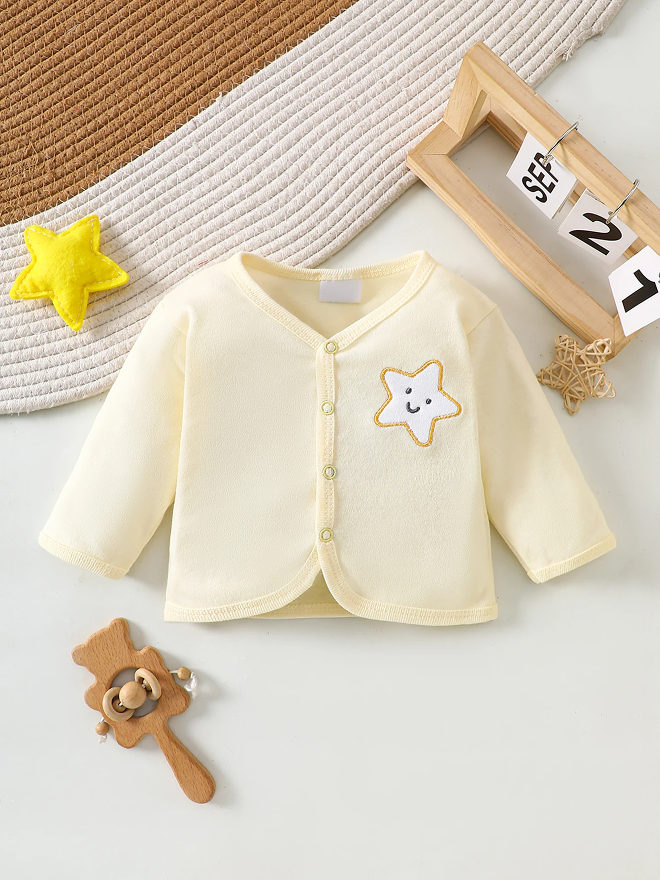 8-teiliges Neugeborenen-Strampler-Set 100% Baumwolle, Weich und Atmungsaktiv Beige mit Cartoon-Sternmuster 0-9M – Detail 5