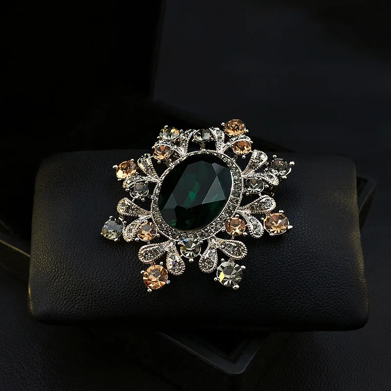 Retro Crystal Brooch Elegant and Dignified Gorgeous Women Pins Autumn and Winter Coat  Vintage Accessorie exquisite Badge Gift