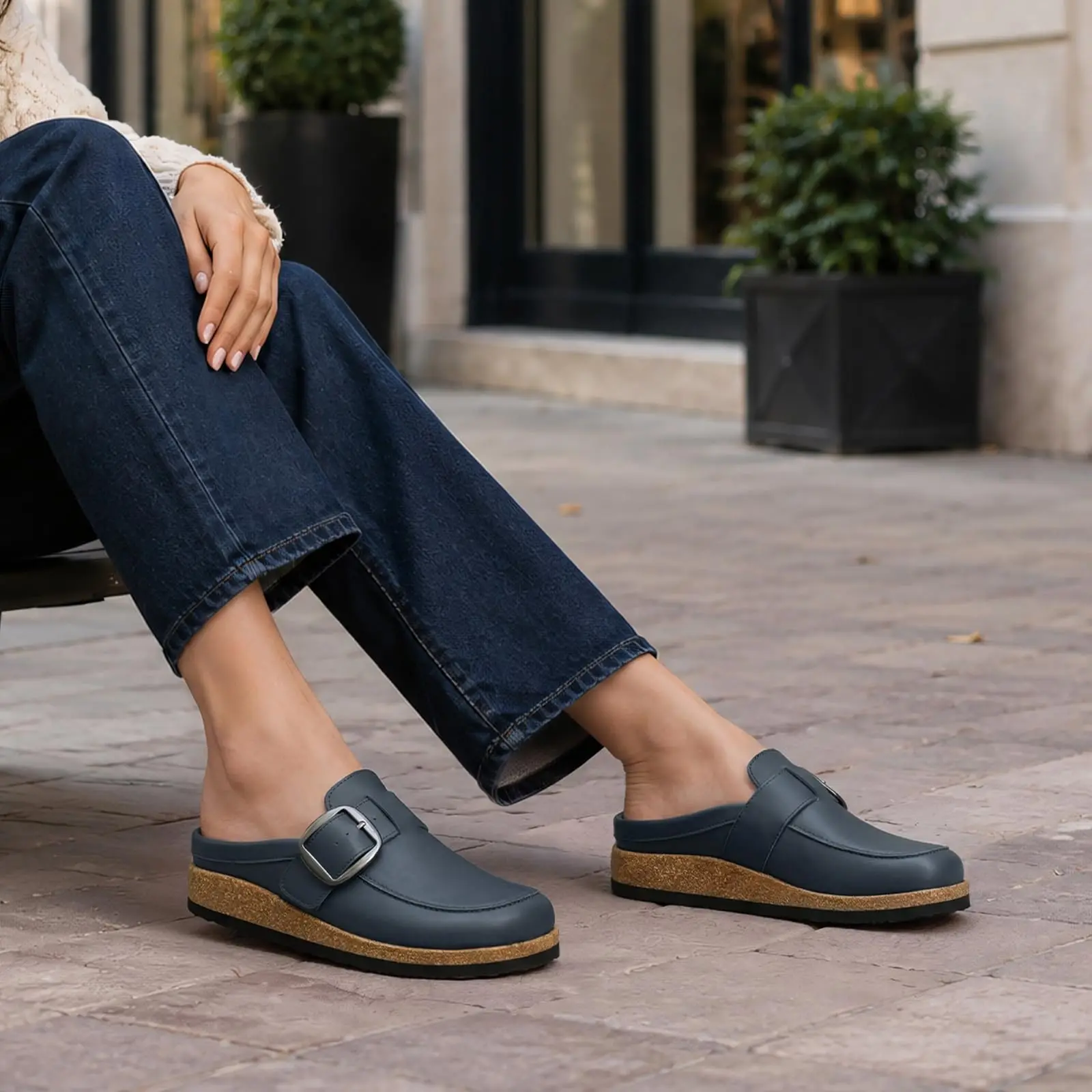 Shevalues Vegane Leder-Damen-Clogs, rutschfeste Hausschuhe im Loafer-Design, Slides mit Korkfußbett und Fußgewölbestütze – Detail 12