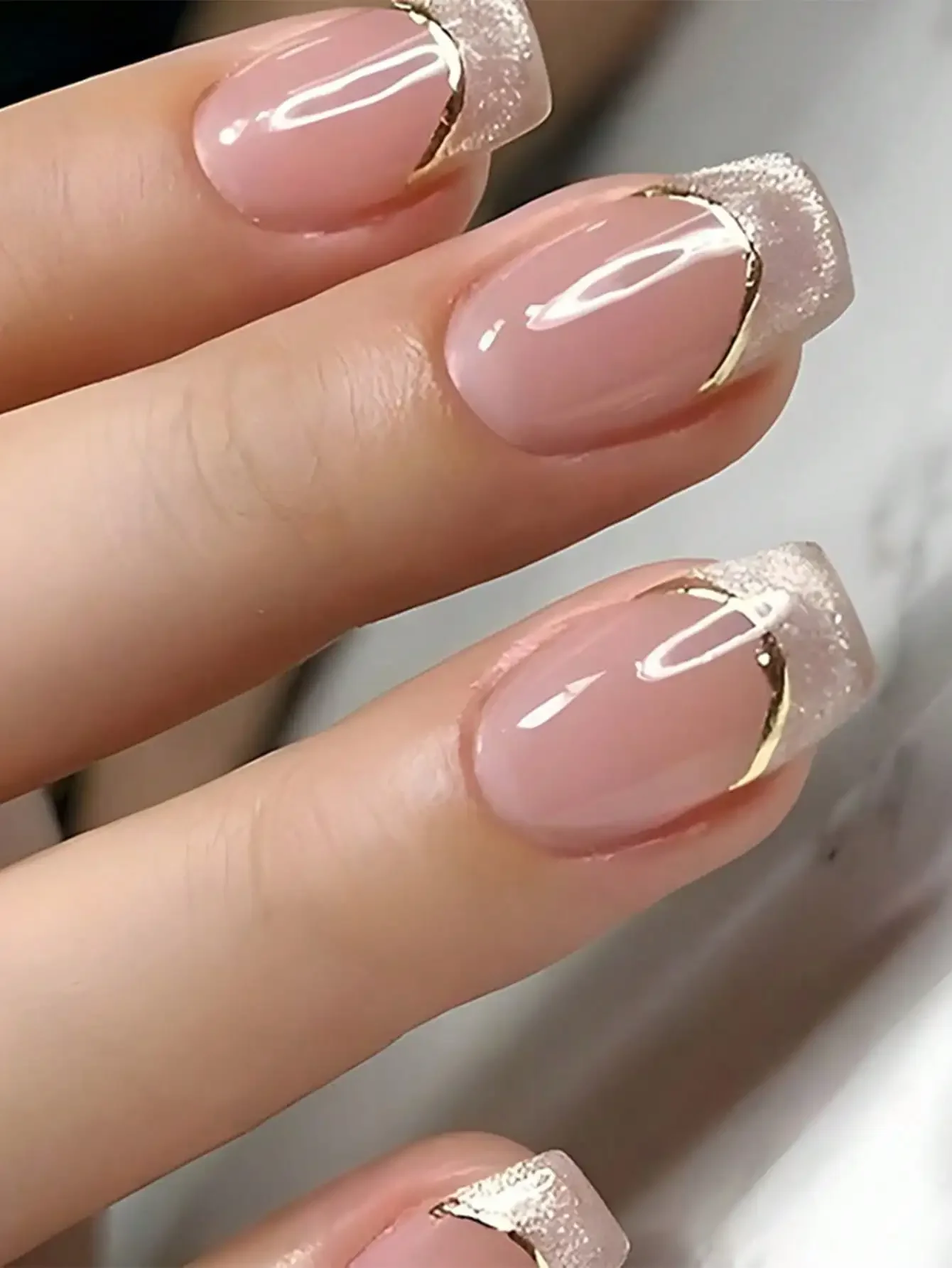 

24 шт. коротких квадратных наклеек для ногтей, нюдовый базовый цвет с блестящими кончиками и золотыми линиями, салонное качество, легко наносятся.