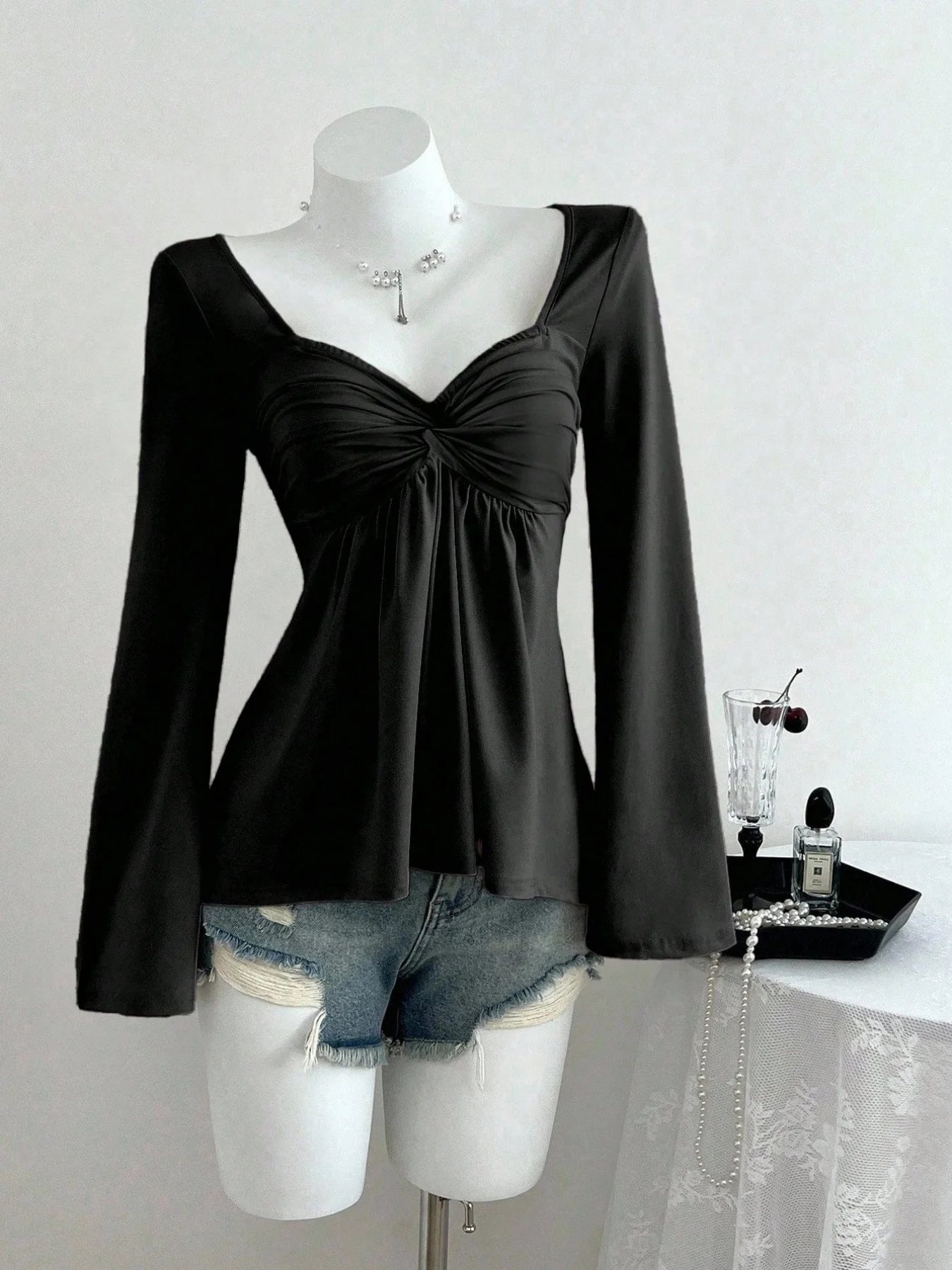 Autumn and winter French design sense, chest twisted fashion temperament, pullover long sleeved top for women