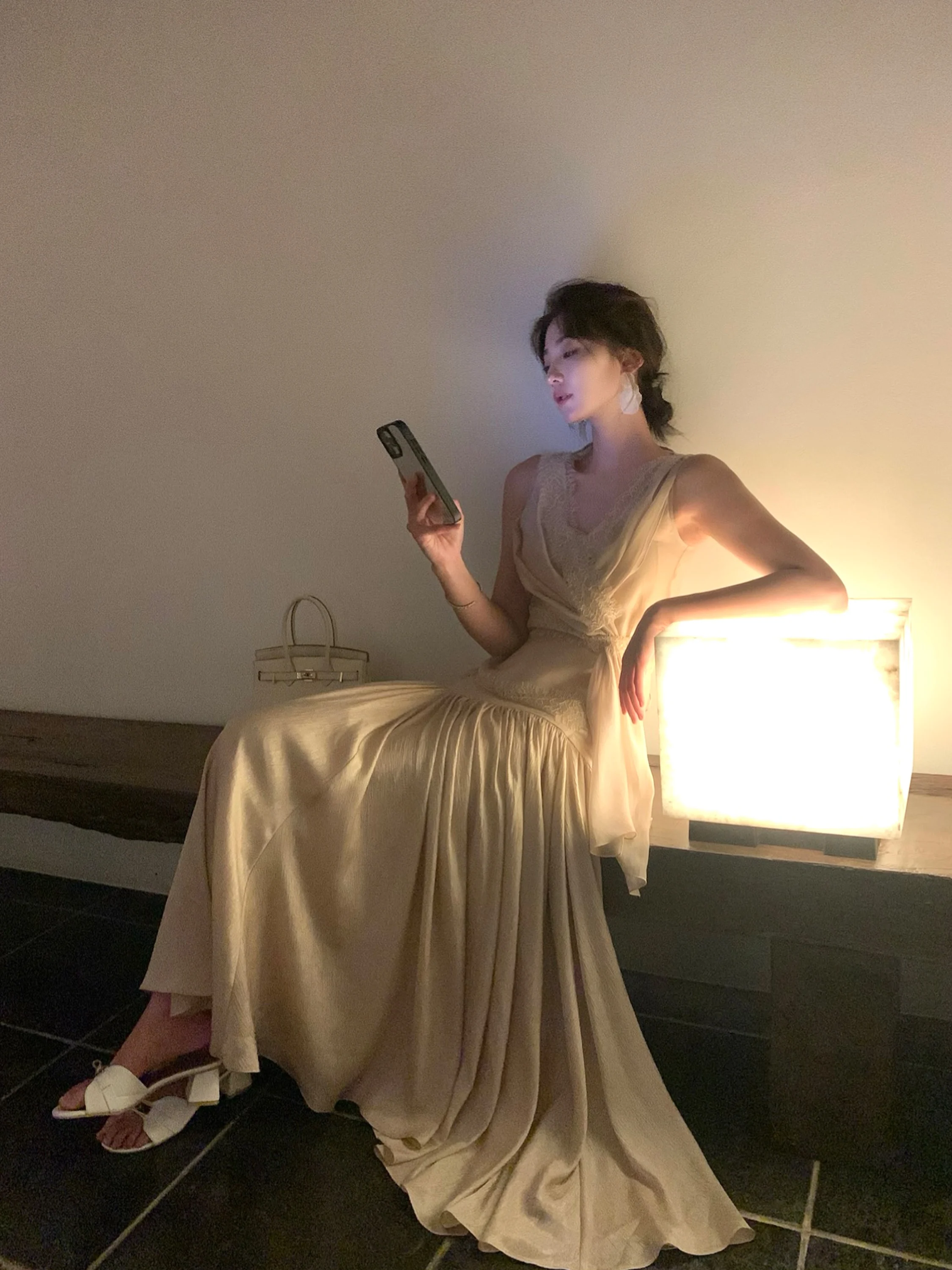 

Комплект из кружевного топа цвета хаки и шелковой юбки, женский, летний, новинка 2025, модный, длинный рукав, V-образный вырез, костюм-двойка, для студенток