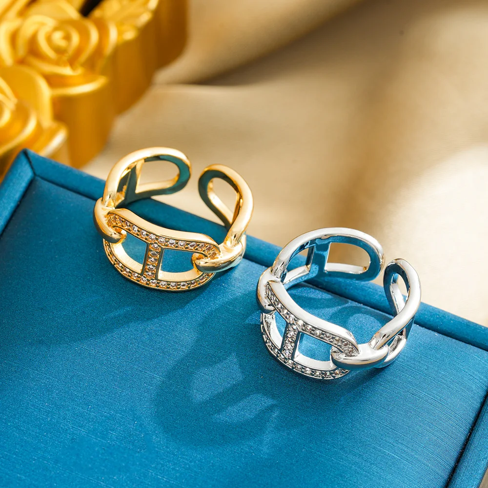 تم رصع أنف الخنزير المجوف بحلقات ماسية، ويتميز بتصميم راقي على أسلوب داخلي للنساء