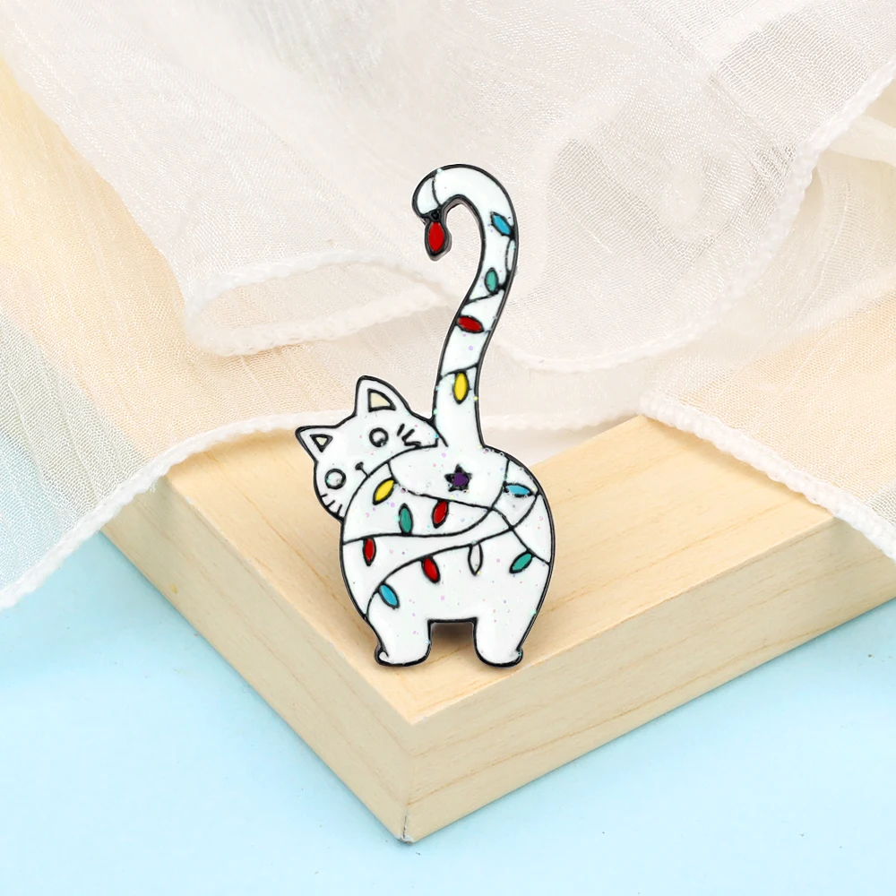 Funny White Cat Lapel Pin Cartoon Animal Kitten Wrapped with Lamp Brooch Cute Shiny Enamel Badge Bag Cloth Jewelry Gift For Kids