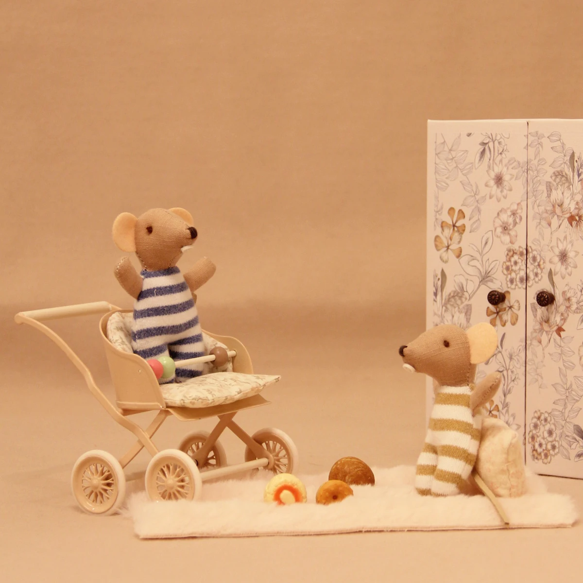 Simulated Furniture Toy 1:12 Iron Art Baby Stroller with Little Mouse Suitable for Bjd Ob11 Dollhouse Furniture Decoration