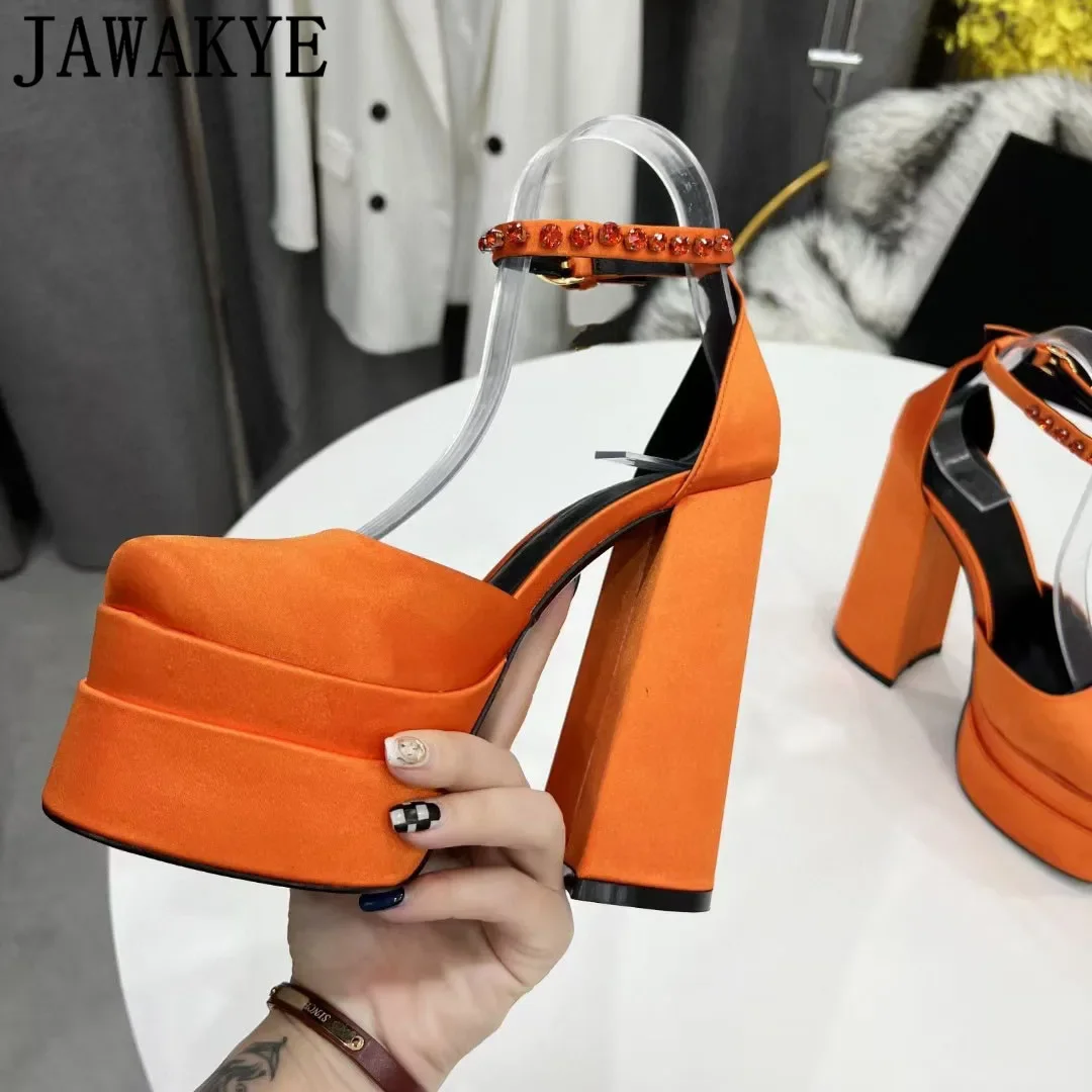 Popularne designerskie buty na wysokich obcasach satynowe różowe buty ślubne Mary Janes z kryształowym paskiem na kostkę formalne obuwie damskie