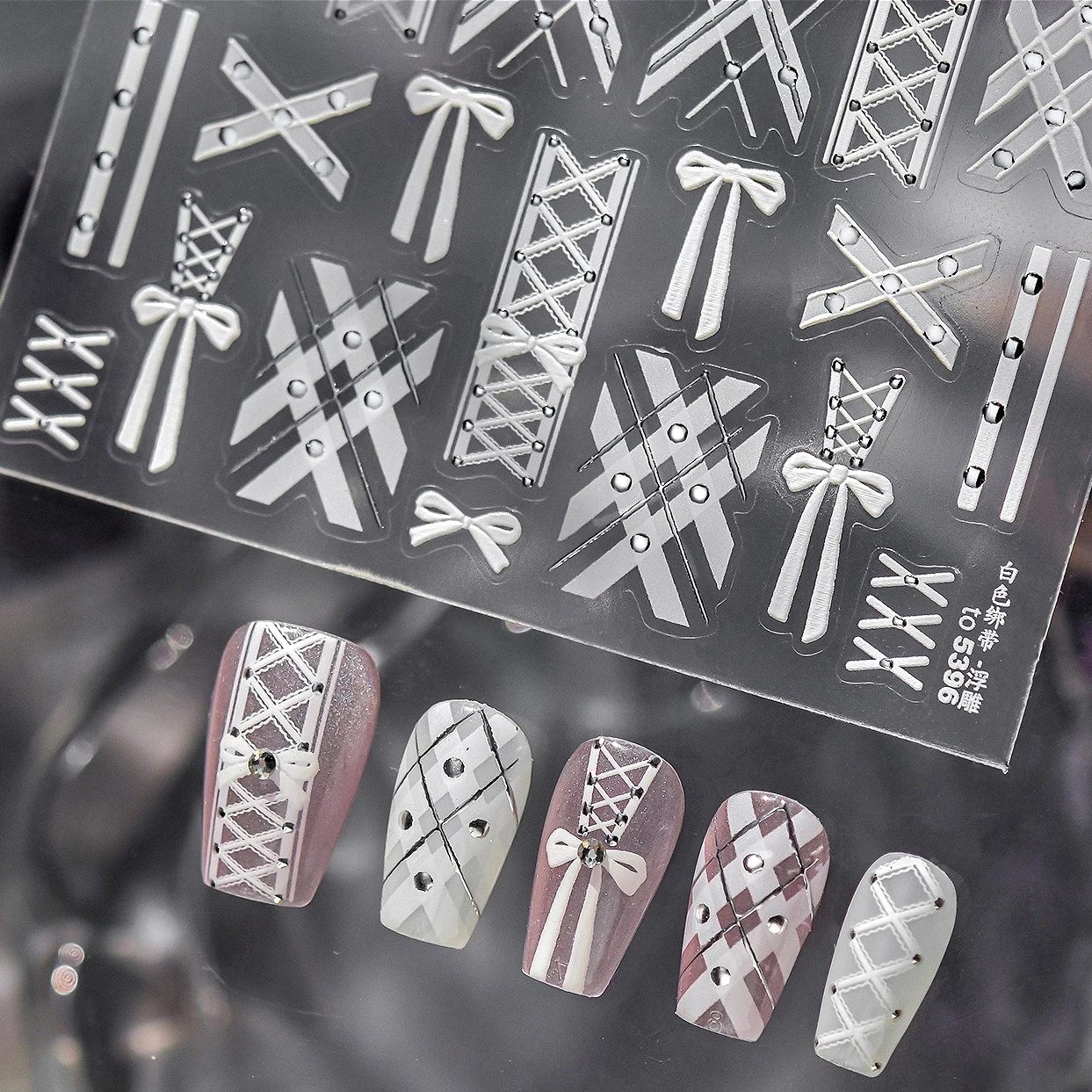 純白のストラップ、蝶結びリボン、レオパード柄の蝶ネクタイ、チェリー、水玉模様、ハート、星、ラインストーン、パール、シックなネイルアートステッカー、デカール