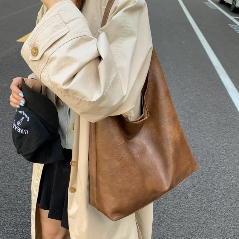 

Simple Chic Crossbody Bag For Women Luxury Designer Large Capacity Leather Diaper Bag Elegant Commuter Vintage Style Shopper