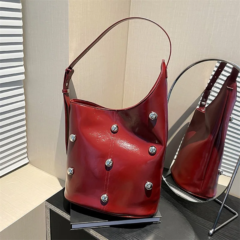 

Женская сумка через плечо, большая вместительная сумка с заклепками, сумка для подмышек, легкая сумка-ведро