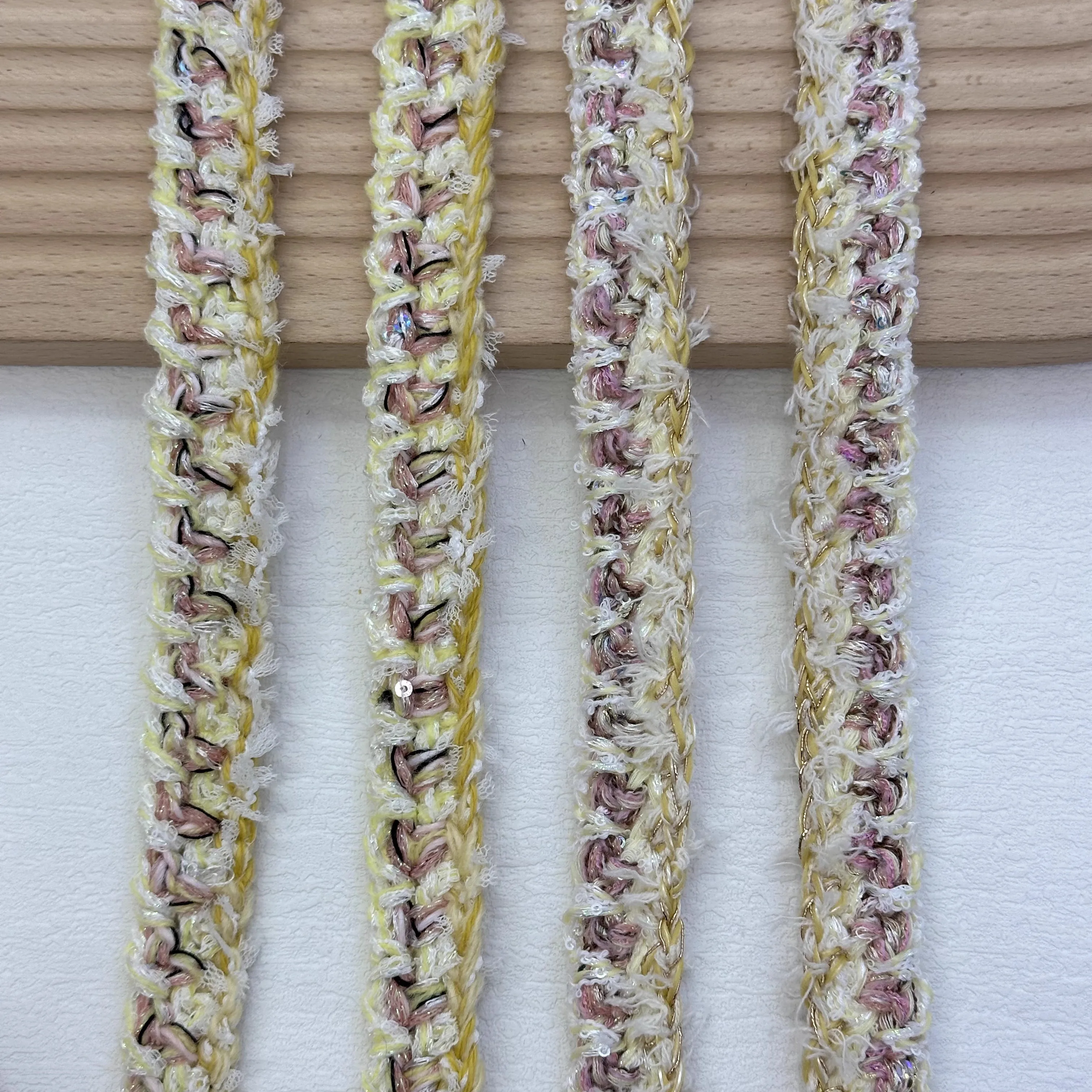 1 Yard Spitzenband mit kräftigen Blumenmustern in kontrastierenden Farben für DIY-Kleidung, Oberbekleidung, Kragen, Manschetten, dekorative Accessoires. Spitzenband.