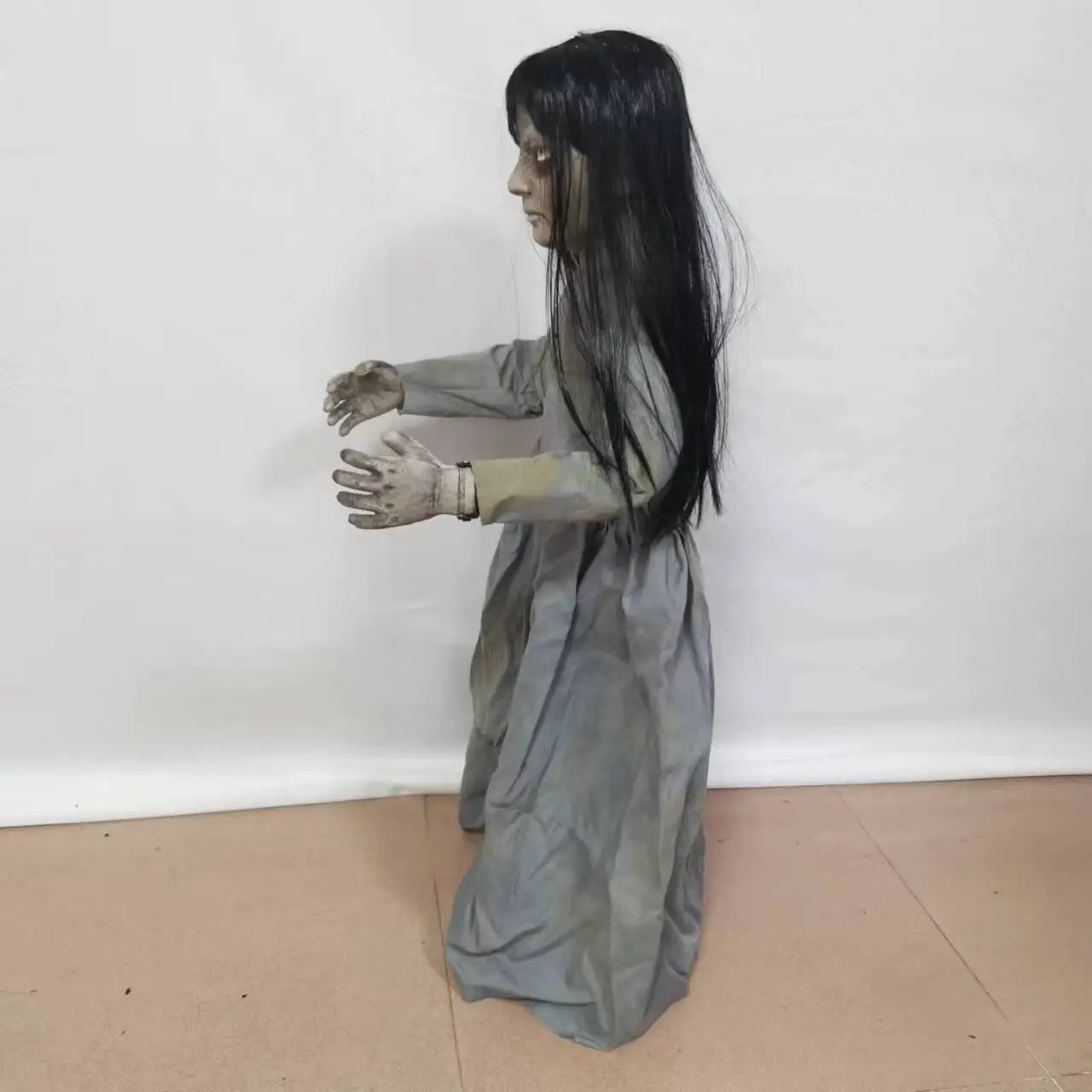 

Shawl Raises Hands Girl Ghost Electric Halloween Decorative Props Ghost Festival Toys Climb Ghost Bar Haunted House Horror