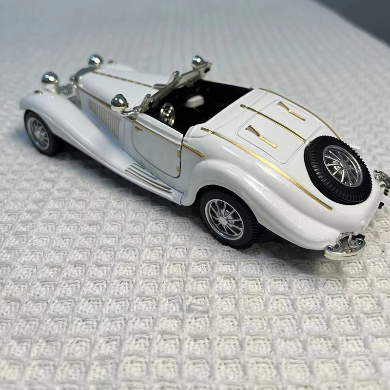 1:28 Mini Model Alloy Retro Vintage Car Diecast Model Toy White Vehicle Pull Back Car Simulation Collection Gifts Toys Boys