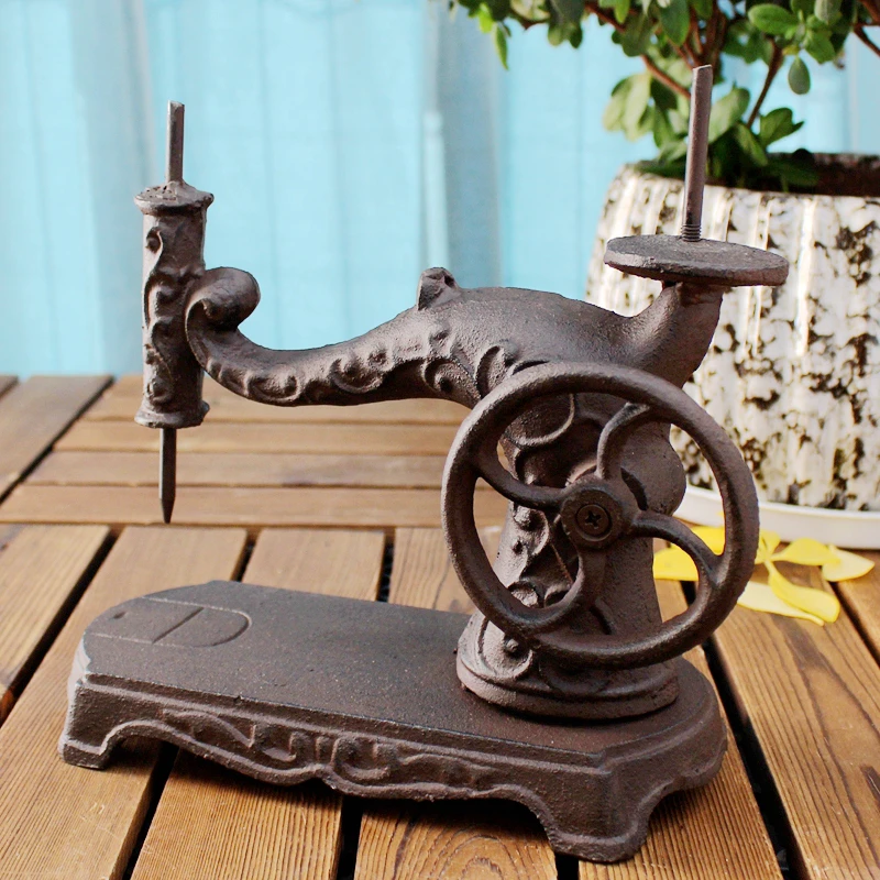 

Vintage Rustic Cast Iron Sewing Machine Figurines Old Style Heavy Metal Ornament For Home Garden Bar Tabletop Decoration