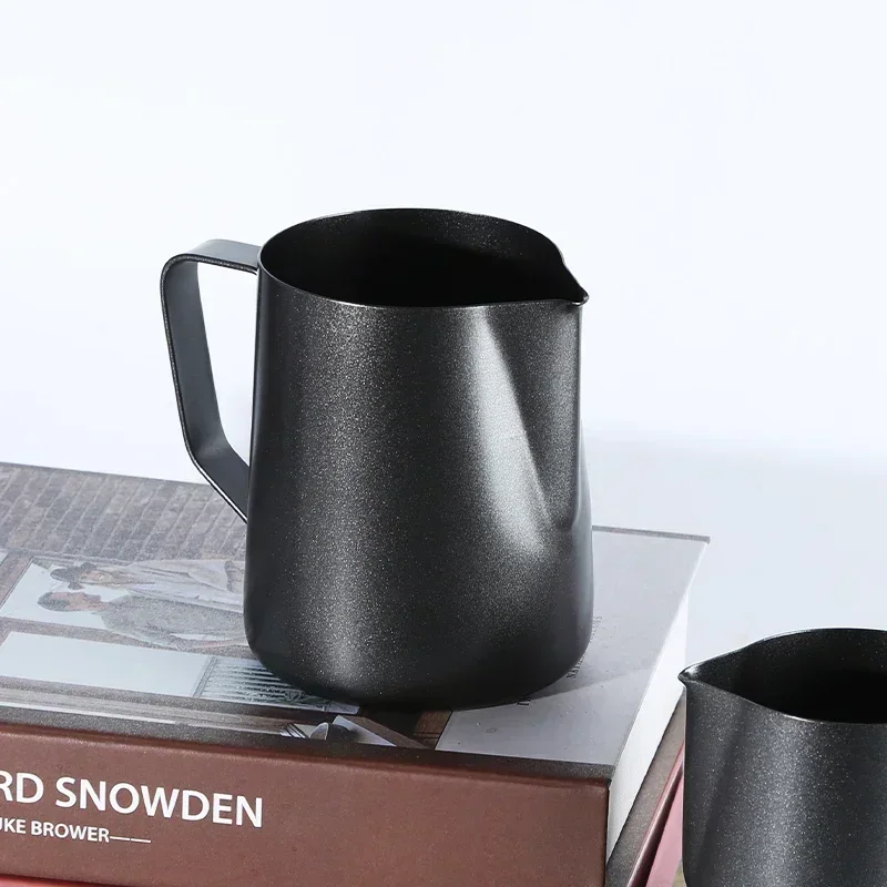 Kubek do latte art ze stali nierdzewnej o pojemności 350/600 ml, pogrubiony, z ostrym wlewem, miarka z podziałką, kubek do kawy 600 ml, kubek do parzenia mleka.