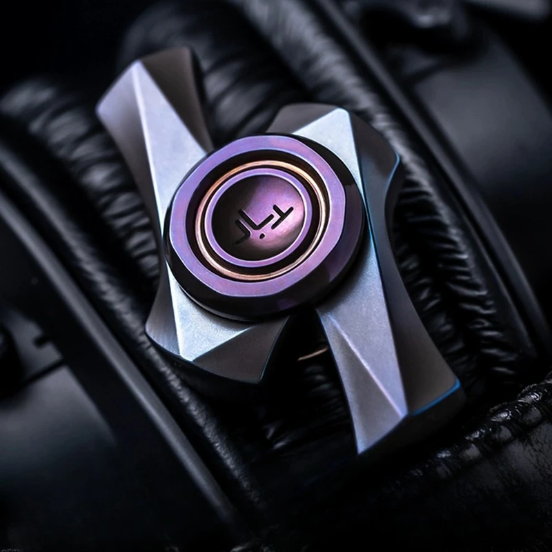 Regalo giocattolo da tavolo per decompressione superiore con dito meccanico in metallo meccanico in lega di titanio Thunder Two Leaf EDC