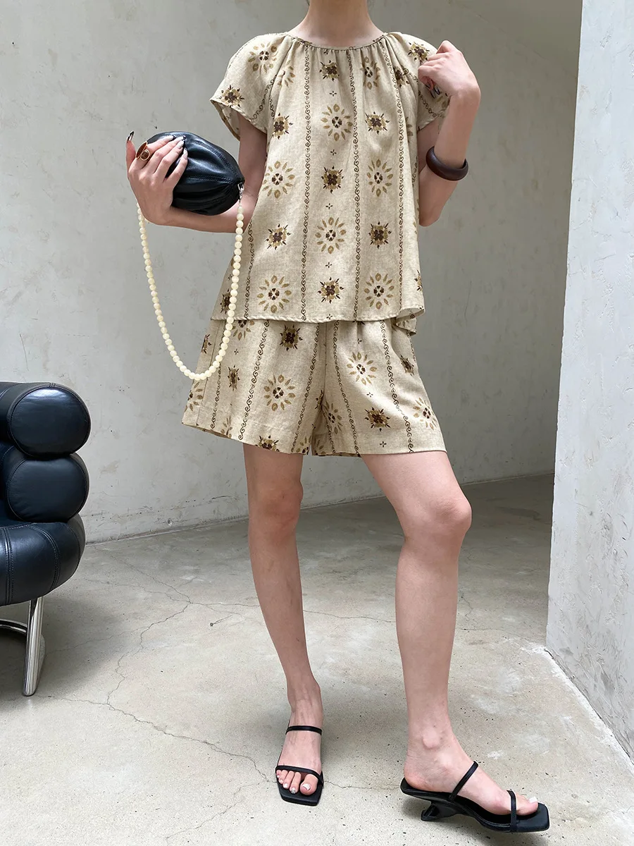 Sommerliches Damen-Set im Retro-Stil mit bedrucktem Rundhals-Kurzarmshirt und lässigen Shorts – Detail 8