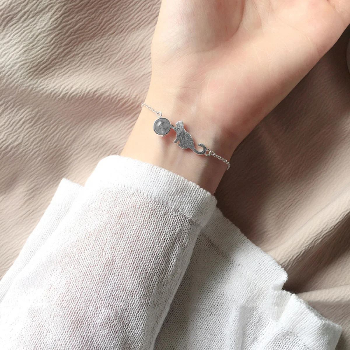 

Strawberry Crystal Bracelet Lightweight Korean Style Hand Chain Adjustable Metal Bracelet Simple Girls Fashion Jewelry Gift