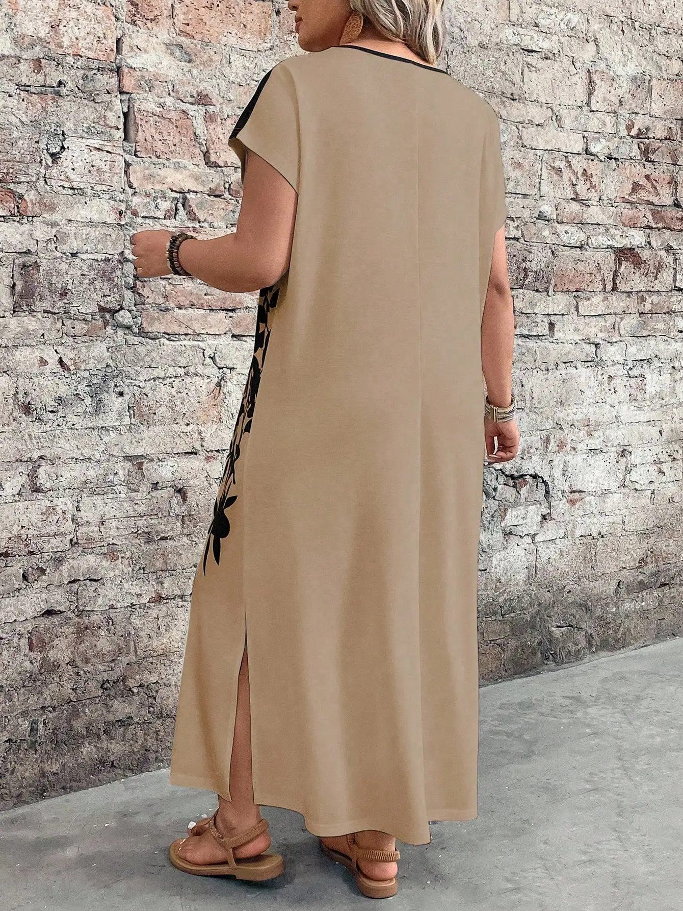 

Платье макси больших размеров с цветочным принтом, короткими рукавами и боковым разрезом