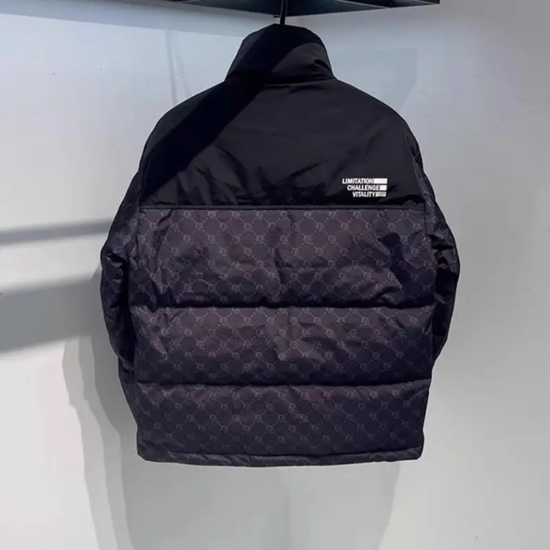 Jaket bulu angsa tebal pendek pria untuk musim dingin 2025, model baru dengan detail sambungan dan motif cetak, tahan angin.