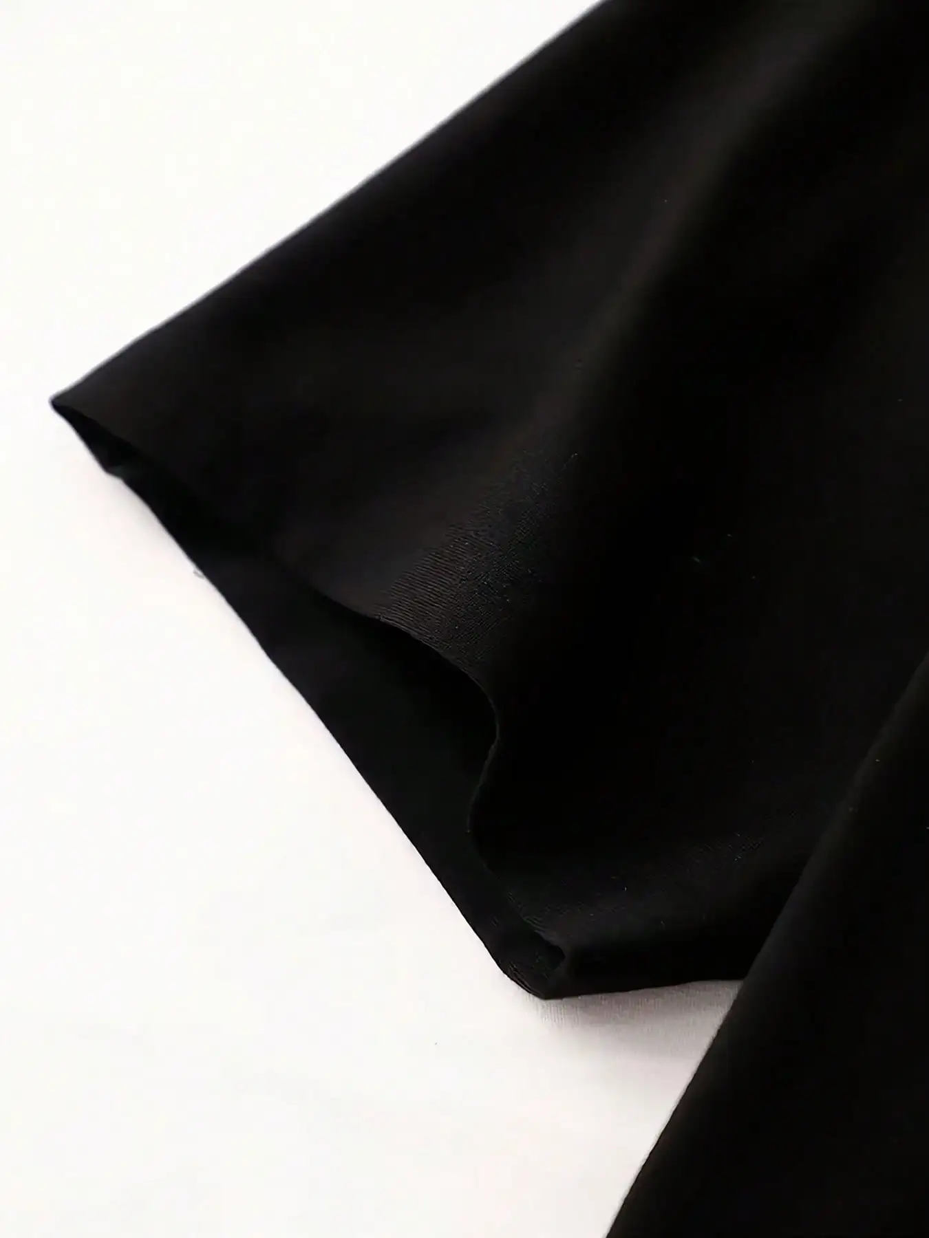 قطعة واحدة من تي شيرت Mardi Gras Fleur-De-Lis المطبوع - تصميم أخضر لامع وذهبي وأرجواني، رقبة دائرية، كم قصير