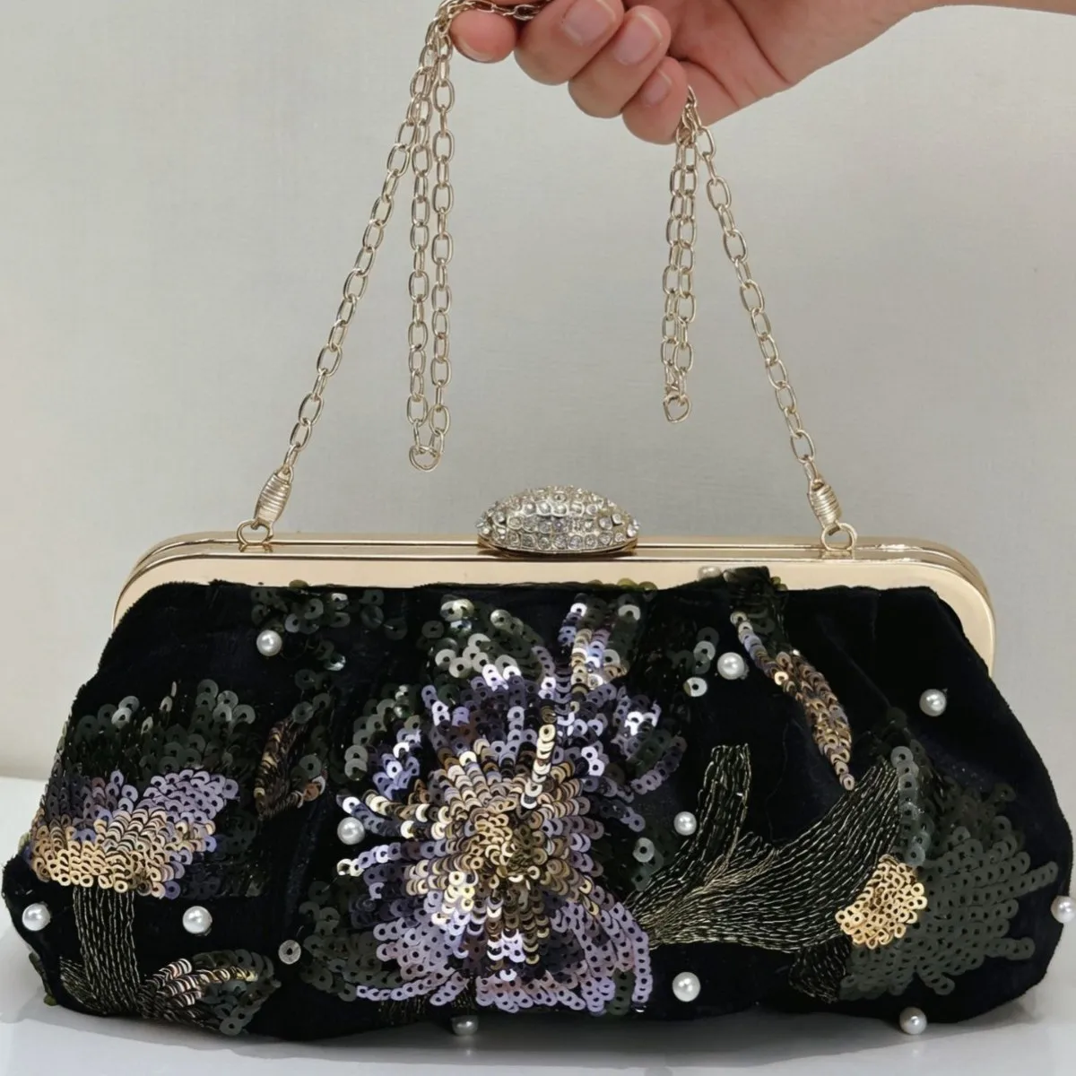 

Новая сумка-клатч 2026 года с нерегулярным узором, пайетками и жемчужной цепочкой для вечеринок