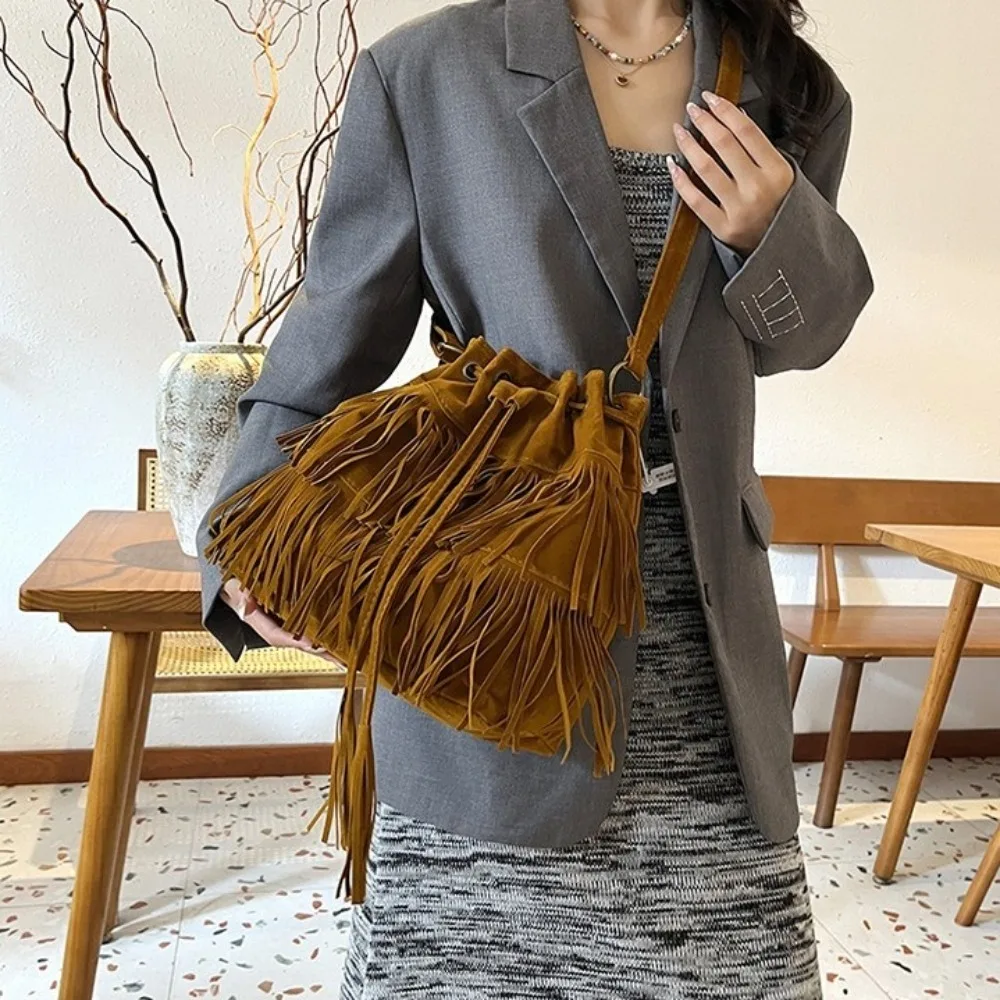 

Сумка через плечо в корейском стиле с кисточками, однотонная, вместительная, из замши, в богемном стиле, из искусственной кожи, на шнурке, сумка-ведро
