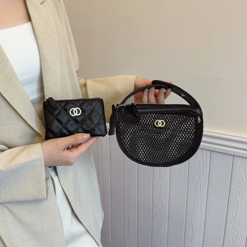 

Fashion-Forward Textured Leather Messenger Bag Retro Parisian Crossbody Clutch Minimalist Design For Stylish Women
