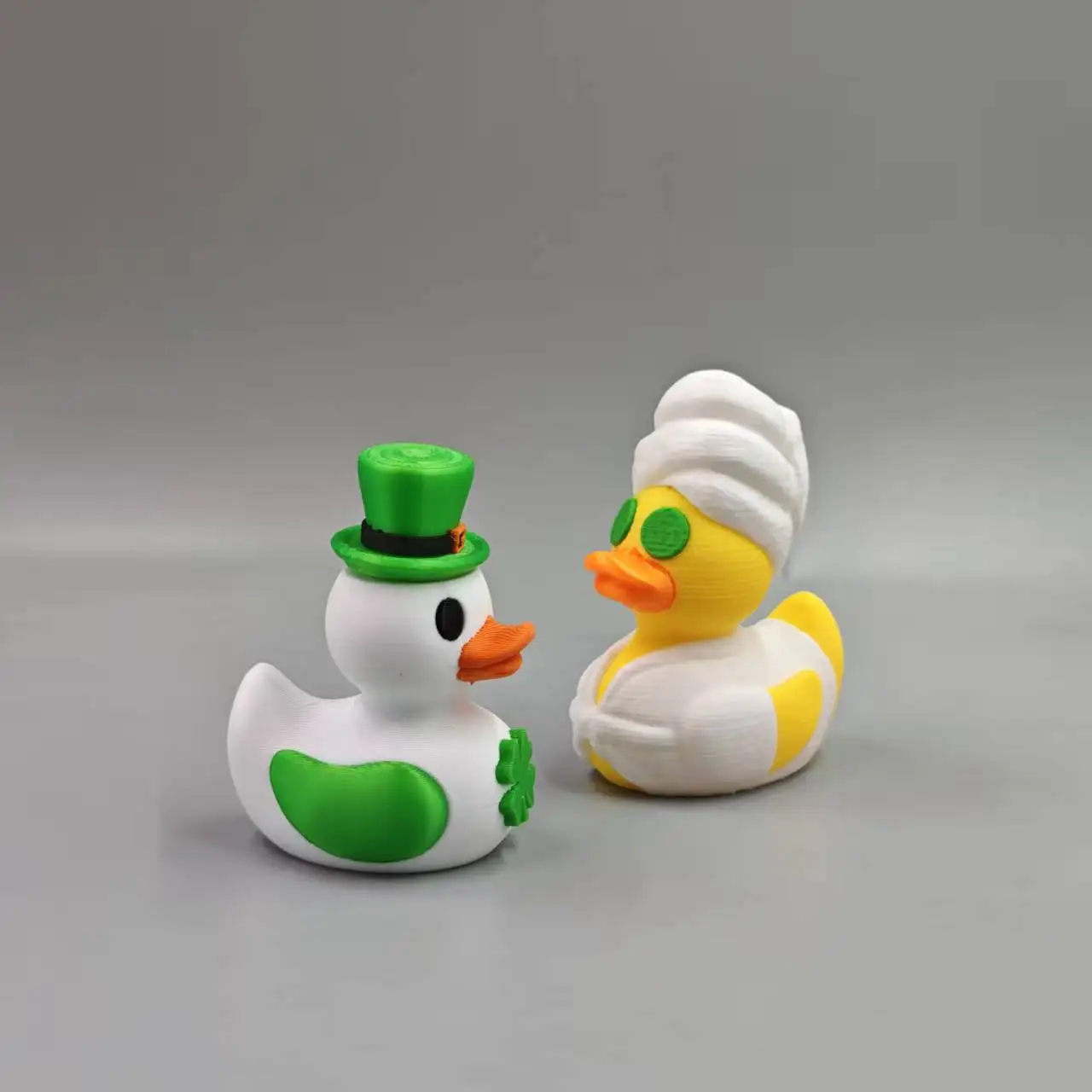 Interesting duck statue ornaments, creative design to create personalized space, suitable for holiday gifts.