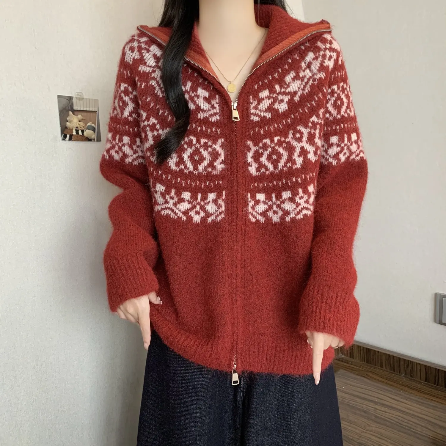 

Retro Jacquard Red Sweater Coat Long Sleeve Stand Up Collar Zipper Knitted Cardigan 2025 Autumn/Winter New Thick Sweater