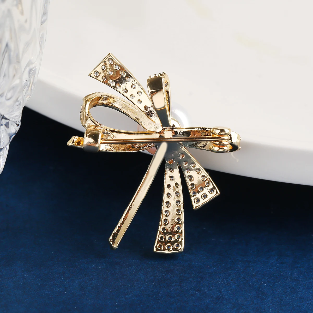 Hot Selling Natural Pearl 18K Electroplated Gold Color Copper Micro-inset Zircon Bow Brooch Ladies Holiday Dress Decoration