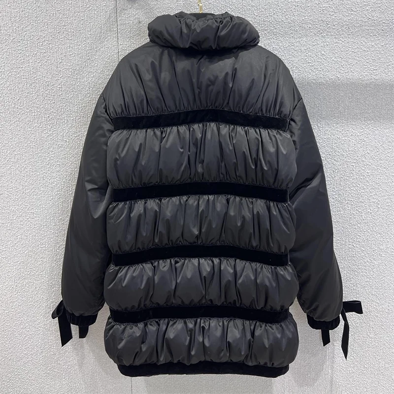 Jaqueta feminina de comprimento médio com laço de veludo preto de alta qualidade para outono e inverno, novo estilo elegante casaco de luxo 25102232