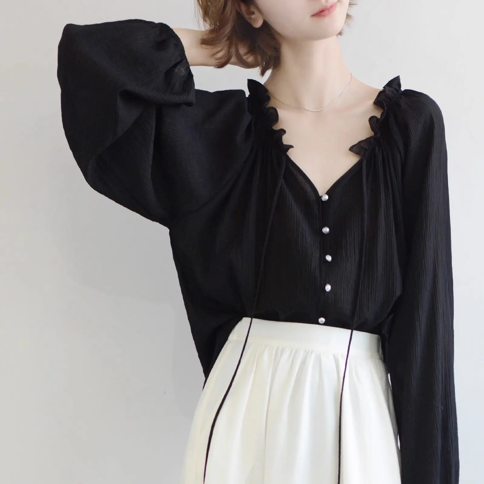 

Lace Strap V-neck Long Sleeved Loose Shirt with Women's Pearl Button Fashionable Retro French Gentle Sweet Lightweight Top