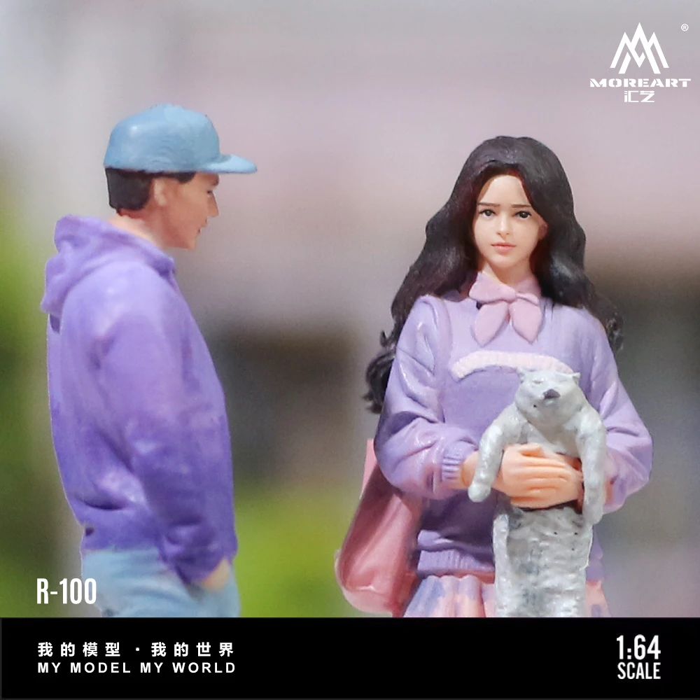 MoreArt 1:64 Casual Couple Walking Pet Figures Set Simulation Resin Miniature Figures Model For Scene Decoration Gift