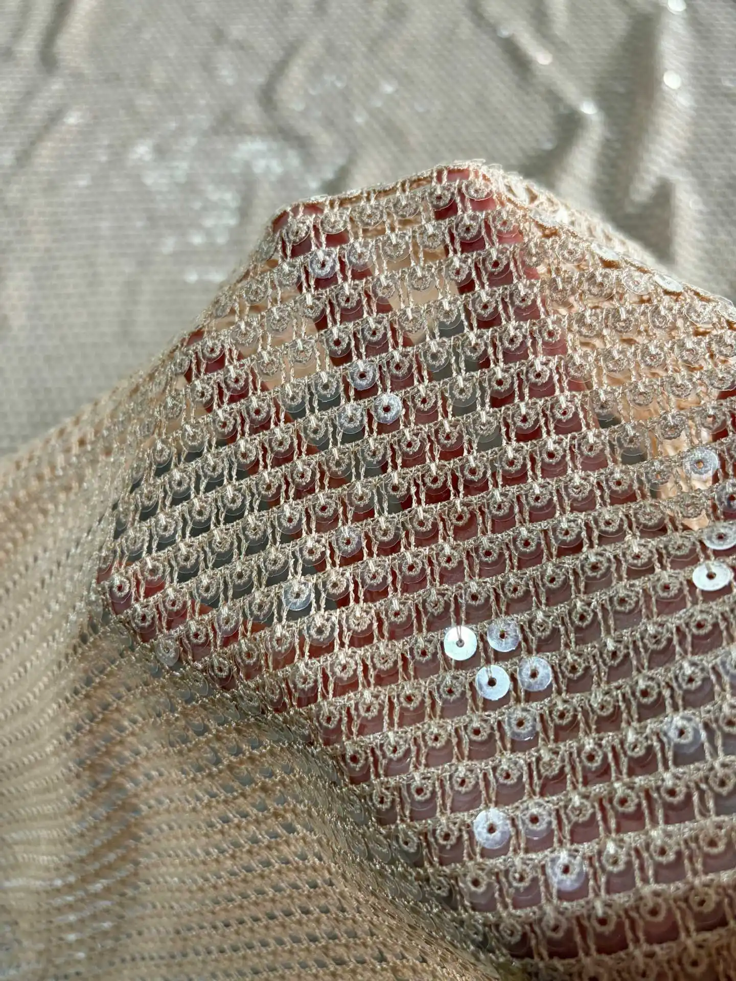 

Новейшая вышивка пайетками с использованием ажурной сетчатой ткани для модных свадебных платьев, вечерних нарядов и сценических костюмов.