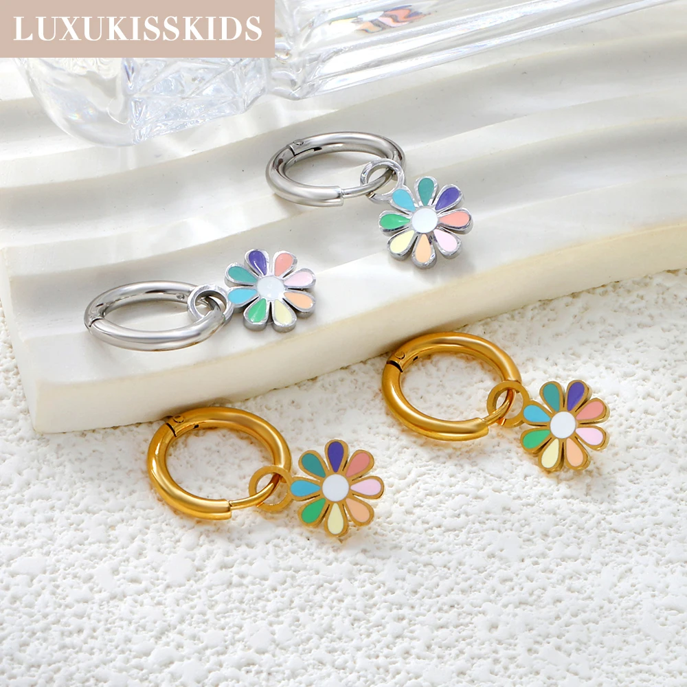 LUXUKISSKIDS Romantische Gänseblümchen-Tropfenanhänger für Damen/Mädchen, Edelstahl, bunter Blumen-Charm, niedliche baumelnde runde Ohrringe mit Clip