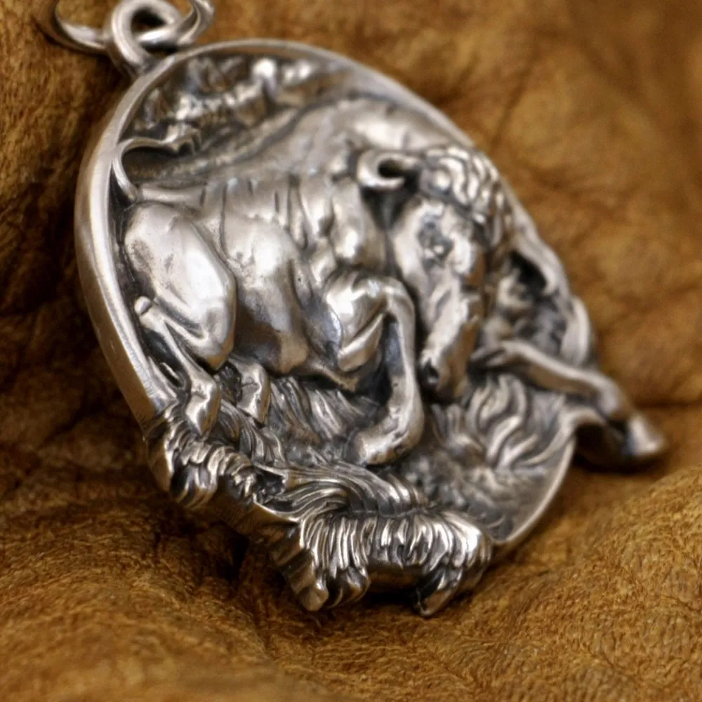 LINSION 925 Sterling Silver Embossed Bull Pendant Mens Punk Pendant TA339