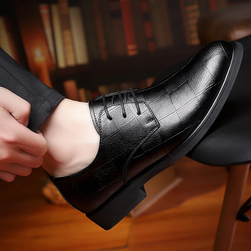 

2025Классические мужские кожаные туфли, осенние мужские деловые модельные туфли, удобная британская повседневная социальная обувь, мужские универсальные свадебные туфли