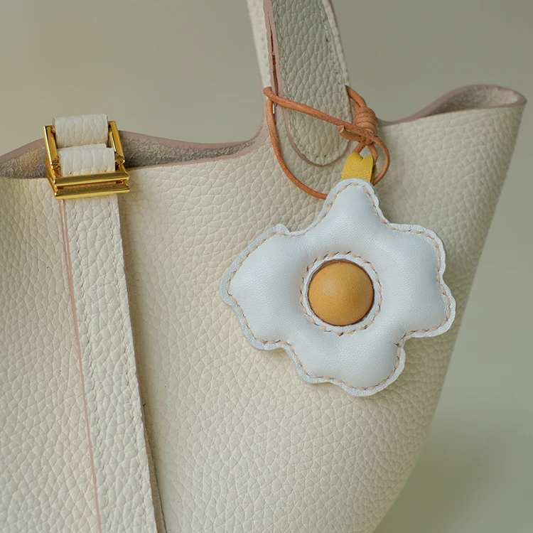 

Handmade Fried Egg Pendant, Genuine Leather Keychain, Vintage and Exquisite Gift, Cute and Simple Souvenir