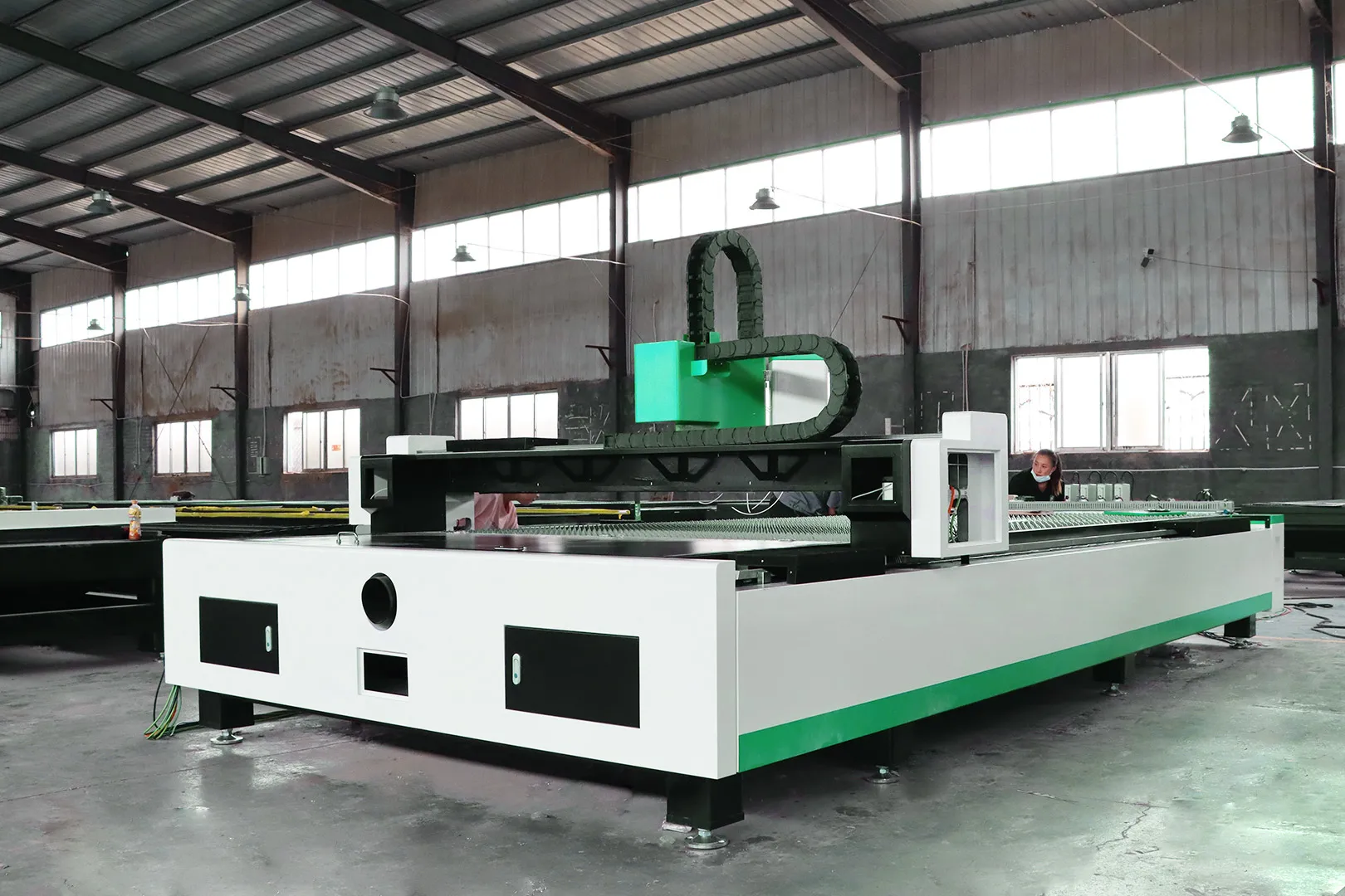 AI BMP 1500x3000mm التلقائي 3KW CNC آلة القطع بليزر الألياف للفولاذ المقاوم للصدأ الكربون الصلب الصفائح المعدنية محرك معزز