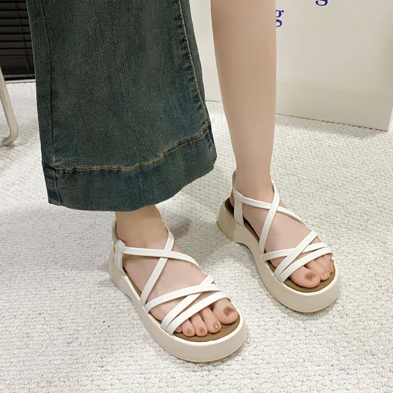 Modne sandały na platformie z grubą podeszwą dla kobiet 2024 Summer New Korean Style Cross Strap High-heeled Casual Shoes