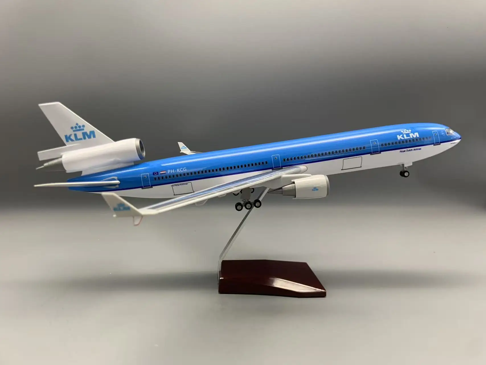 47cm Resin 1:130 Scale Aircraft Klm Royal Dutch Md-11 Passenger Aircraft Model Diecast Airplane Toy Simulation With Lights