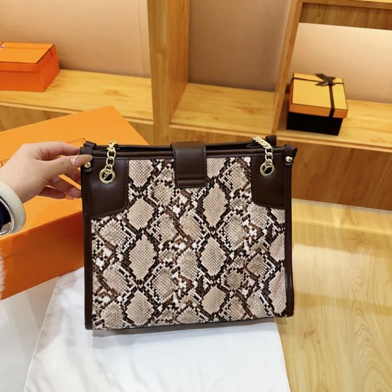 

Женская сумка-тоут большой вместимости, новинка 2025, ручная/стильная повседневная сумка на плечо, модная, минималистичная, уникальная, практичная, бестселлер