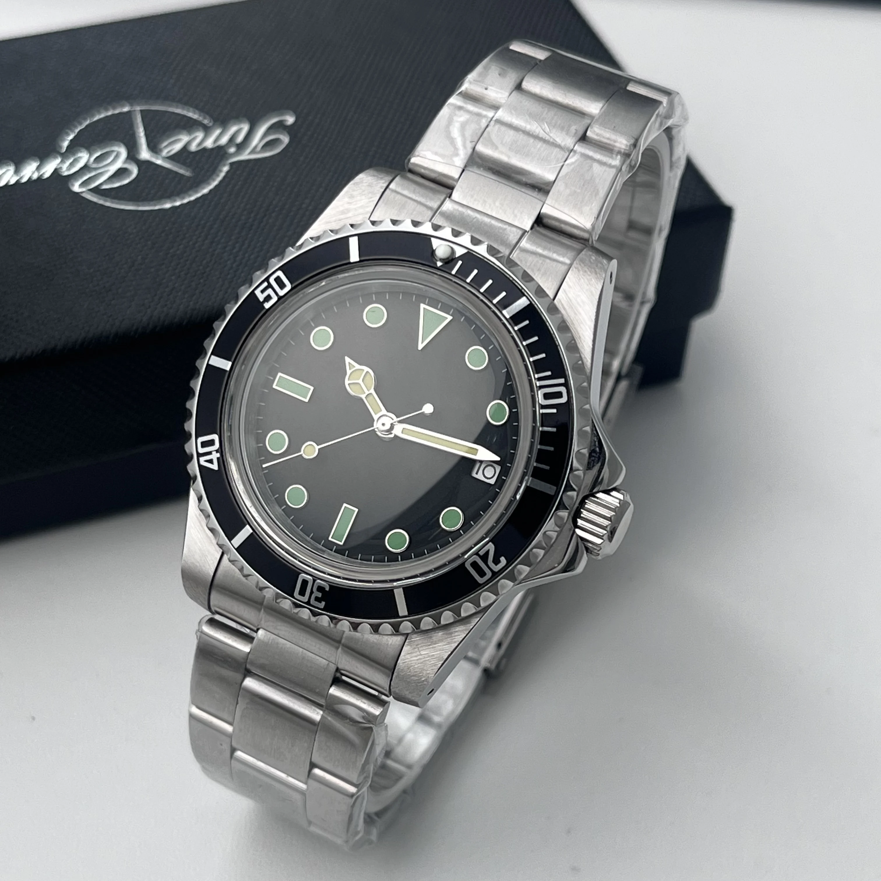 A business casual men's wristwatch, equipped with a Chinese NH35 movement, with a luminous dial and hour hands