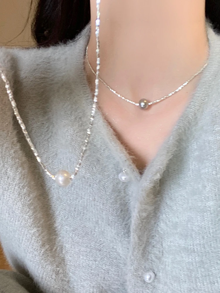 

Pearl necklace, broken silver pendant