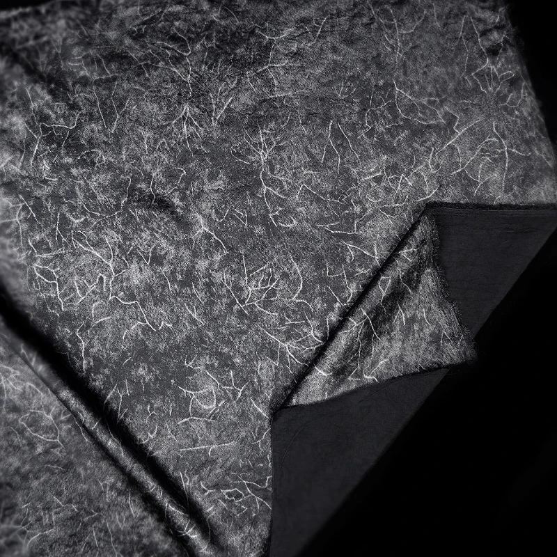 

100% атласная ткань с уксусной кислотой и принтом для летних платьев. Прохладная, гладкая, мягкая и струящаяся ткань ручной работы.