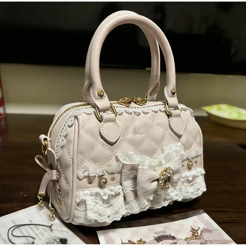 

Сумка-кроссбоди в стиле Лолита с кружевным бантом и стразами, универсальная, с декоративным элементом в виде сердца, стеганая, с фурнитурой в виде сердца