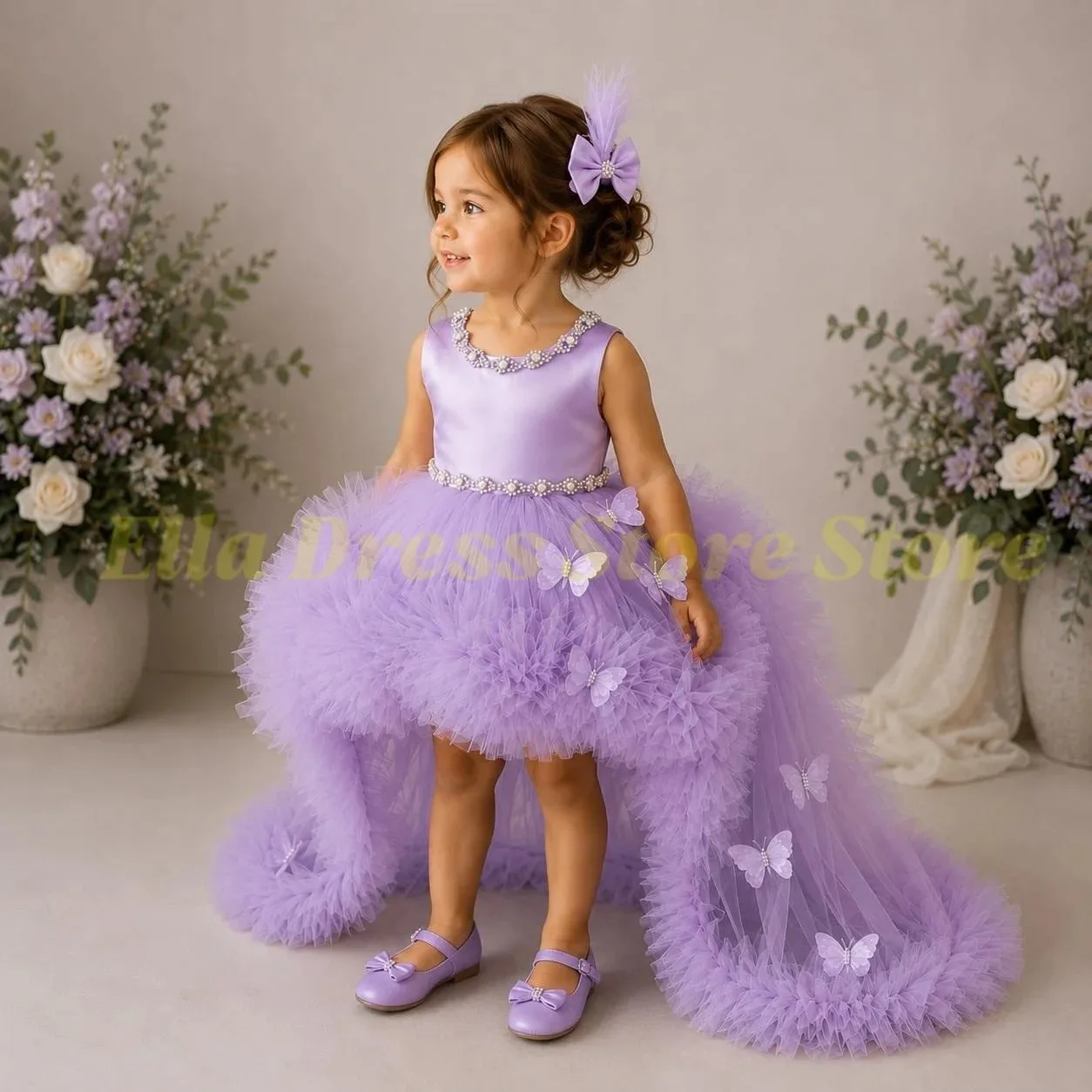 Maßgeschneidertes lila Blumenmädchenkleid aus Tüll mit Schmetterlings-Diamanten, Schleife und Schleppe für Hochzeit, Geburtstag, Abschlussball, Party, Bankett. – Detail 1